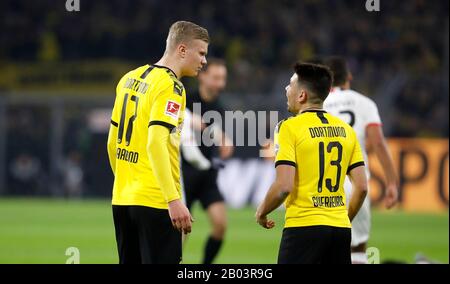 Dortmund, Allemagne, signal-Iduna-Park, 14 février 2020: Erling Braut Haaland de Borussia Dortmund discute avec Raphael Guerreiro de Borussia Dortmund d Banque D'Images