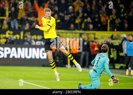 Dortmund, Allemagne, signal-Iduna-Park, 14 février 2020: Erling Braut Haaland de Borussia Dortmund célèbre un but de Raphael Guerreiro de Borussia Do Banque D'Images