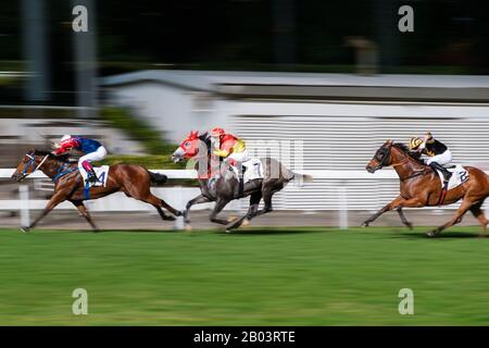 Hong Kong, Novembre 2019 : Course De Chevaux À L'Hippodrome De Hong Kong Jockey Club Happy Valley Banque D'Images