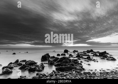 Exposition prolongée de l'image de l'assaisonnement au crépuscule sur la côte ouest de Tenerife à Fonsalia, îles Canaries, Espagne Banque D'Images