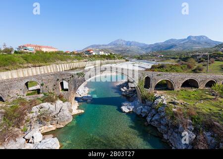 Pont historique Mesi près de la ville de Shkoder en Albanie Banque D'Images