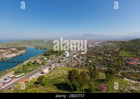 Vue aérienne sur la ville de Shkoder en Albanie Banque D'Images