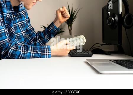 travailler à la maison. l'agitation latérale, la personne a gagné de l'argent par ordinateur en utilisant l'internet Banque D'Images