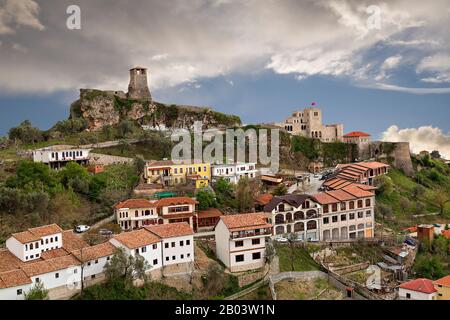 Vue sur la ville de Kruje et son fort, en Albanie. Banque D'Images