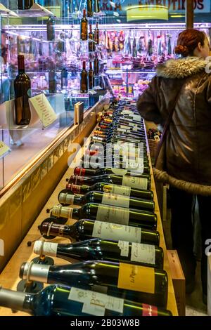 Mercado de la Boqueria un Célèbre marché public intérieur vendant de la viande, de la production, du fromage et une gamme d'autres foo au large de la Rambla, Barcelone, Espagne. Banque D'Images