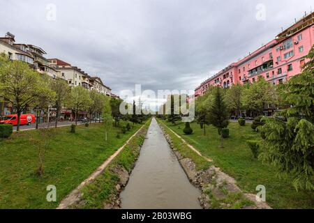 Immeubles d'appartements colorés, à Tirana, en Albanie. Banque D'Images