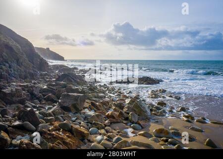 image aérienne côtière des vagues se brisant sur les rochers Banque D'Images