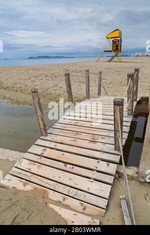 Plage dans la ville de Durres, le long de la mer Adriatique en Albanie Banque D'Images