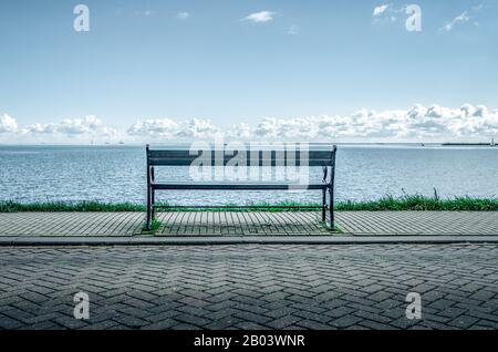 Banc sur la rive d'un lac ou d'une mer. Banque D'Images