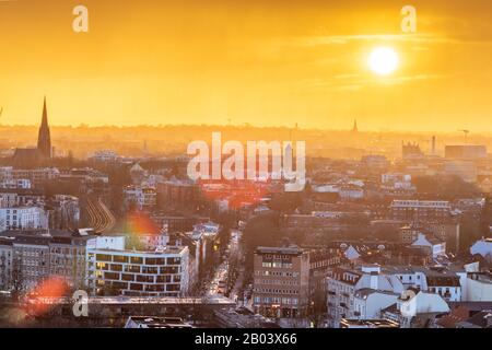 Coucher de soleil après la douche à effet pluie à Hambourg, Allemagne. Banque D'Images