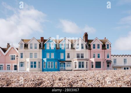 Maisons colorées sur la plage d'Aldeburgh. Aldeburgh, Suffolk, Angleterre Banque D'Images