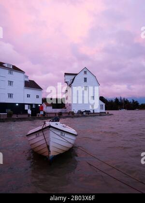 Moulin À Marée Sur La Rivière Deben, Woodbridge, Suffolk, East Anglia, Angleterre Banque D'Images