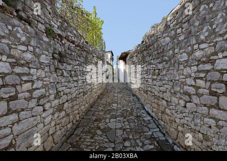 Rue étroite dans le château de Berat, Albanie. Banque D'Images