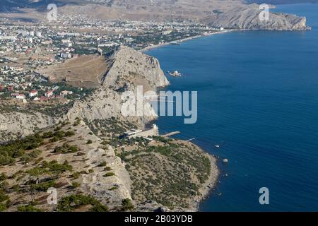 Vue panoramique sur le littoral de la ville de Sudak depuis le bord supérieur de la montagne de Sokol (Hawk) près de New World (Novy Svet) situé en Crimée, en Russie. Banque D'Images