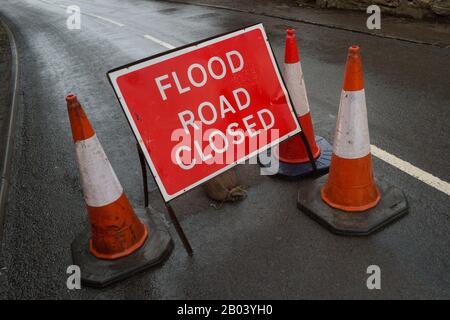 Flood Scène , Lower Lydbrook, Gloucestershire , Storm Dennis , River Wye , Forêt De Dean, Street Scene, Floods Sign, British, Uk, Parapluie Banque D'Images