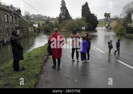 Une scène de rue de Lower Lydbrook pendant les inondations de Wye qui ont suivi la tempête Dennis dans le Gloucestershire Banque D'Images