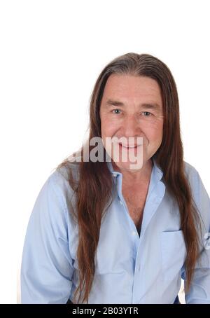 Un beau sourire un homme indigène dans un portrait tirer avec sa longue chevelure brune, isolée pour fond blanc Banque D'Images