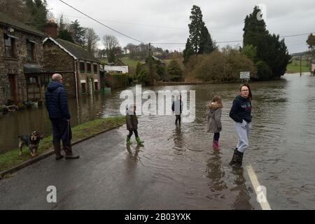 Une scène de rue de Lower Lydbrook pendant les inondations de Wye qui ont suivi la tempête Dennis dans le Gloucestershire Banque D'Images