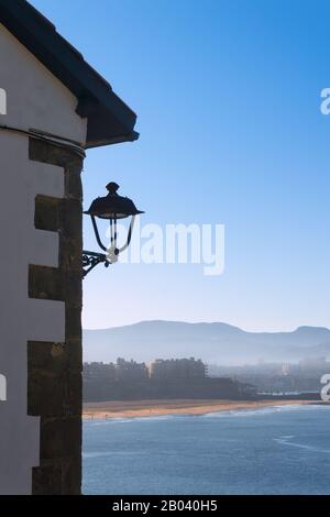 Plage d'Ereaga à Getxo de Puerto Viejo d'Algorta avec lumière du jour du ciel bleu Banque D'Images