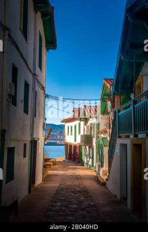 Puerto Viejo d'Algorta à Getxo avec de belles couleurs vives Banque D'Images