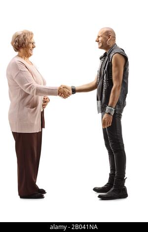 Photo pleine longueur d'une femme âgée gaie qui agite la main avec un homme chauve isolé sur fond blanc Banque D'Images