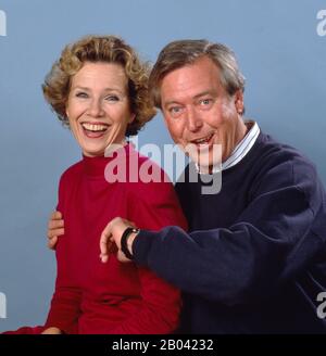 Porträt der Schauspielerin Witta Pohl eine Hauptdarstellerin bei der ZDF Sendung DIESE DROMBUSCHS mit einem Mitarbeiter, Deutschland um 1990. Portrait de l'actrice Witta Pohl une actrice de premier plan dans le programme ZDF DIESE DROMBUSCHS avec un employé, Allemagne vers 1990. Banque D'Images