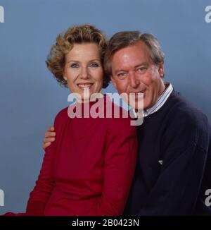Porträt der Schauspielerin Witta Pohl eine Hauptdarstellerin bei der ZDF Sendung DIESE DROMBUSCHS mit einem Mitarbeiter, Deutschland um 1990. Portrait de l'actrice Witta Pohl une actrice de premier plan dans le programme ZDF DIESE DROMBUSCHS avec un employé, Allemagne vers 1990. Banque D'Images