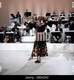 Deutsche Schlagersängerin Edina Pop bei einem Auftritt in einer Musiksendung, Deutschland um 1972. Edina Pop, chanteuse pop allemande, a été présente dans un spectacle musical, en Allemagne vers 1972. Banque D'Images