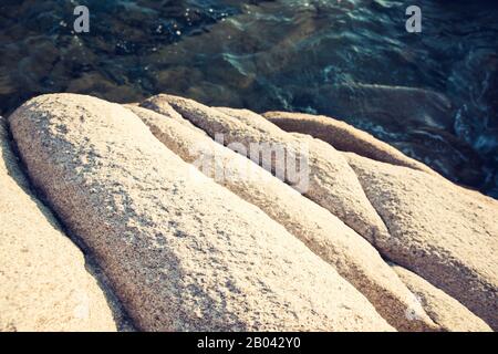 Pile de pierres et la mer derrière / Belle côte en Grèce pendant que le soleil monte Banque D'Images