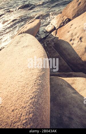 Pile de pierres et la mer derrière / Belle côte en Grèce pendant que le soleil monte Banque D'Images