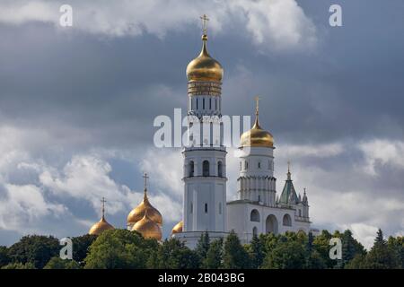 Moscou, Russie - 07 juillet 2018 : le Ivan la Grande Tour de la cloche et les coupoles d'oignon de la cathédrale de la Dormition. Banque D'Images