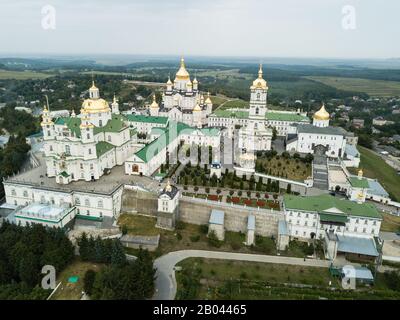 Vue aérienne de plus grande église orthodoxe du monastère et complexes - La Dormition Pochayiv Lavra a été fondée sur une montagne près de la ville de Novy dans Pochaev Banque D'Images