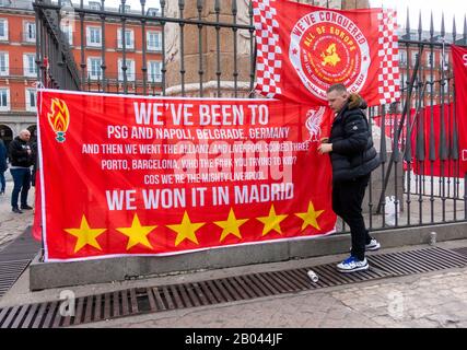 Madrid, Espagne. 18 février 2020. Les fans de Liverpool se réunissent sur la Plaza Mayor à Madrid avant le dernier match de la Ligue des Champions de Liverpool contre Atletico Madrid. Crédit: Alan Dawson/Alay Live News Banque D'Images