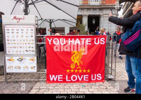 Madrid, Espagne. 18 février 2020. Les fans de Liverpool se réunissent sur la Plaza Mayor à Madrid avant le dernier match de la Ligue des Champions de Liverpool contre Atletico Madrid. Crédit: Alan Dawson/Alay Live News Banque D'Images