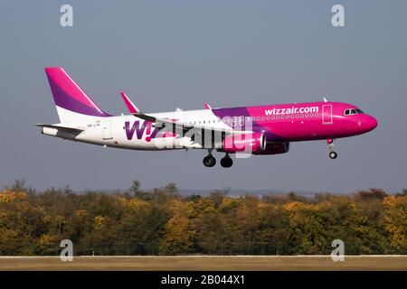 Budapest / Hongrie - 14 octobre 2018 : arrivée et atterrissage de l'avion passagers Wizz Air Airbus A 320 HA-LPR à l'aéroport de Budapest Banque D'Images