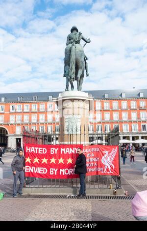 Madrid, Espagne. 18 février 2020. Les fans de Liverpool se réunissent sur la Plaza Mayor à Madrid avant le dernier match de la Ligue des Champions de Liverpool contre Atletico Madrid. Crédit: Alan Dawson/Alay Live News Banque D'Images