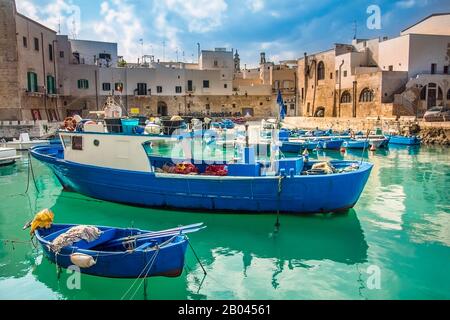 Bateaux de pêche dans le vieux port de Porto Vecchio à Monopoli Puglia Italie Banque D'Images