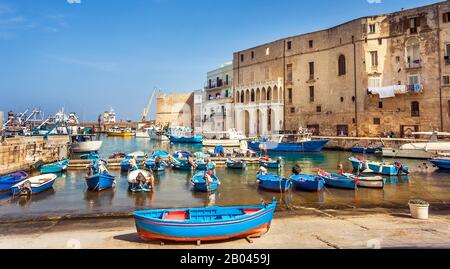 Bateaux de pêche dans le vieux port de Porto Vecchio à Monopoli Puglia Italie Banque D'Images