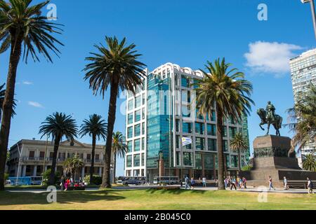 La place de l'indépendance (Plaza Independencia) avec une statue du général José Gervasio Artigas, père de l'Uruguay et héros de son mouvement d'indépendance, in Banque D'Images