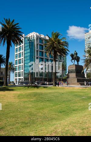 La place de l'indépendance (Plaza Independencia) avec une statue du général José Gervasio Artigas, père de l'Uruguay et héros de son mouvement d'indépendance, in Banque D'Images