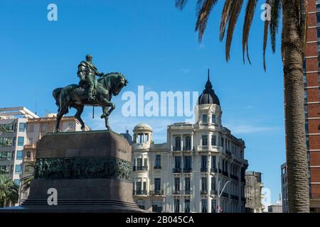 La place de l'indépendance (Plaza Independencia) avec une statue du général José Gervasio Artigas, père de l'Uruguay et héros de son mouvement d'indépendance, in Banque D'Images