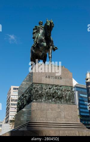 Statue du général José Gervasio Artigas, père de l'Uruguay et héros de son mouvement d'indépendance, au centre de la place de l'indépendance (Plaza Indepen Banque D'Images