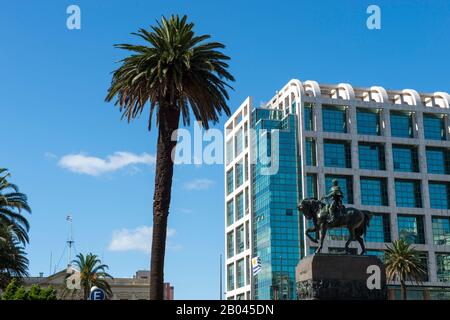 Statue du général José Gervasio Artigas, père de l'Uruguay et héros de son mouvement d'indépendance, au centre de la place de l'indépendance (Plaza Indepen Banque D'Images