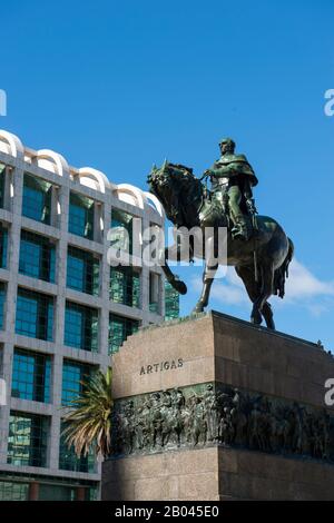Statue du général José Gervasio Artigas, père de l'Uruguay et héros de son mouvement d'indépendance, au centre de la place de l'indépendance (Plaza Indepen Banque D'Images