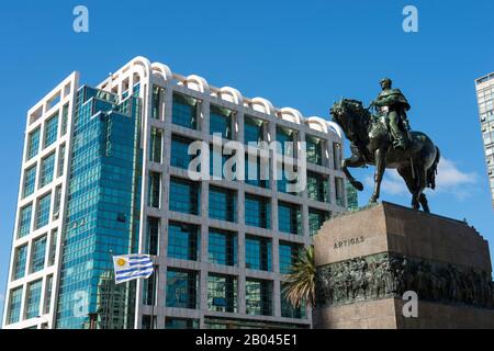 Statue du général José Gervasio Artigas, père de l'Uruguay et héros de son mouvement d'indépendance, au centre de la place de l'indépendance (Plaza Indepen Banque D'Images