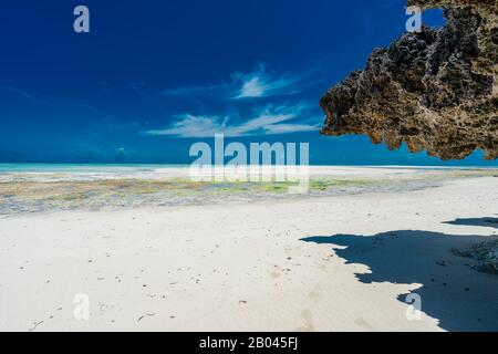 Plage de sable blanc solitaire à Nungwi, Zanzibar, Tanzanie, Afrique Banque D'Images