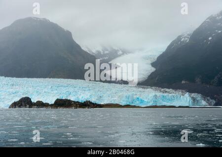 Vue sur le glacier Amalia, également connu sous le nom de glacier de Skua, un glacier d'eaux vives situé dans le parc national de Bernardo O'Higgins, au bord du Sarmiento C Banque D'Images