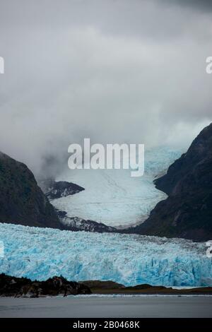 Vue sur le glacier Amalia, également connu sous le nom de glacier de Skua, un glacier d'eaux vives situé dans le parc national de Bernardo O'Higgins, au bord du Sarmiento C Banque D'Images