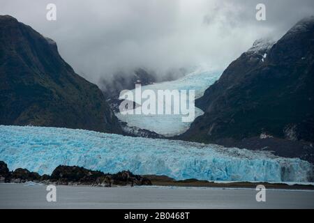 Vue sur le glacier Amalia, également connu sous le nom de glacier de Skua, un glacier d'eaux vives situé dans le parc national de Bernardo O'Higgins, au bord du Sarmiento C Banque D'Images