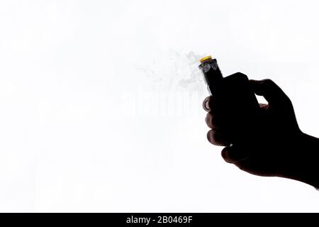 VAPE mod e-cig pour aider à cesser de fumer du tabac avec rdta sur fond blanc silhouette forme de gros plan Banque D'Images